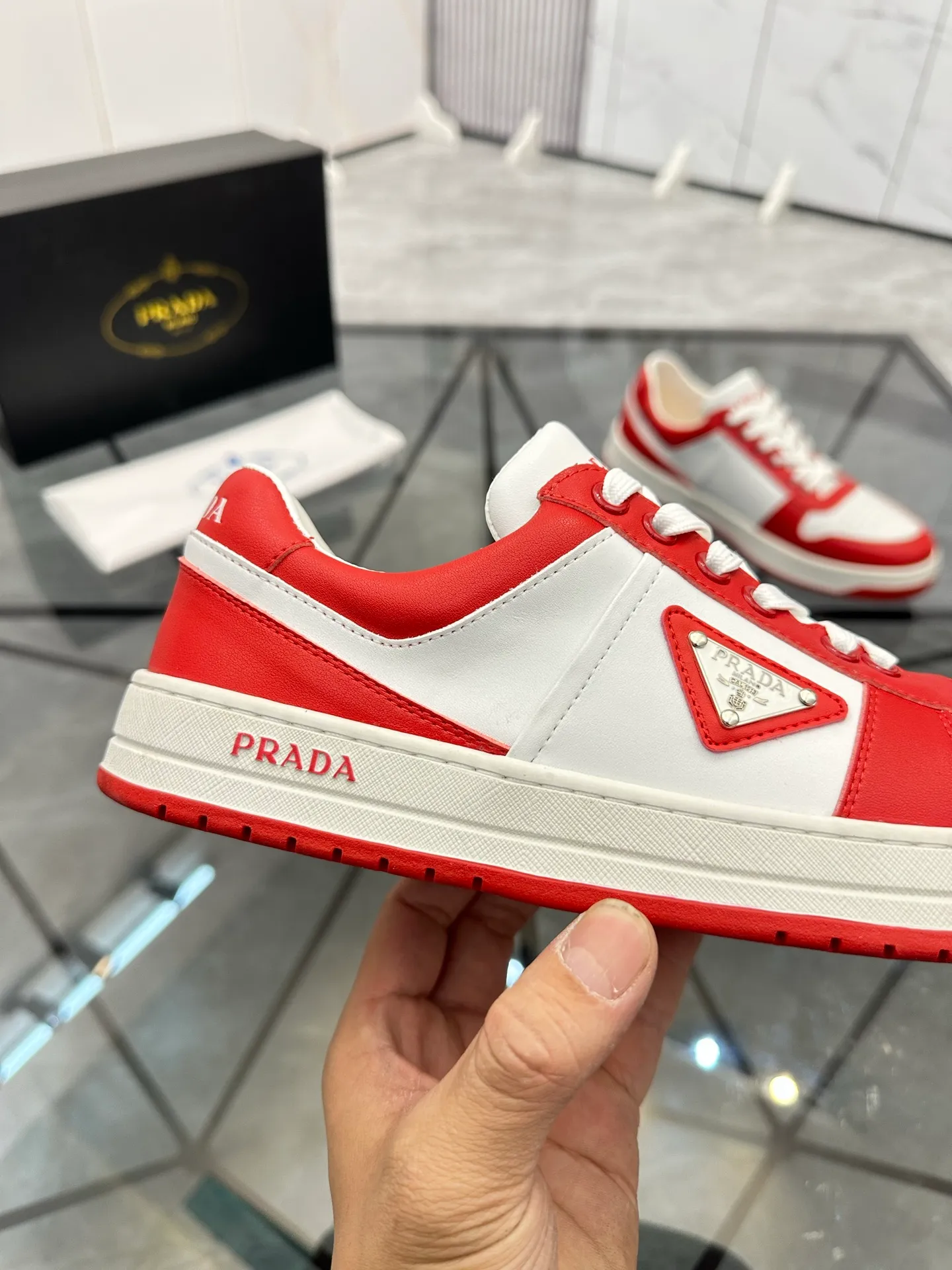 Men's shoes: 💰P400¥ Product trademark: Prada *"Prada*" low-top casual shoes Regular size: 38-44 (can be customized to 45) Product materials: imported cowhide upper, sheepskin lining, original outsole. Number: 020